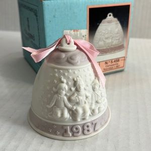 Lladro porcelain bell. 1987
Approximately 3” x 3”